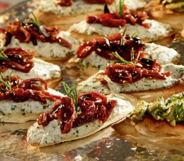 2011-12-crostini-mit-kraeuter-ricotta-doerrtomaten-und-oliven